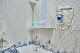 Гостиница Дольче Вита Витязево Улучшенный трехместный номер-12