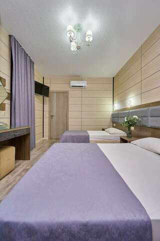 Гостиница Дольче Вита Витязево Улучшенный трехместный номер-8